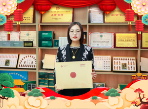 一馬當(dāng)先創(chuàng)大業(yè)，萬(wàn)馬奔騰譜新篇！艾暖昕祝大家馬年吉祥，前程似錦！