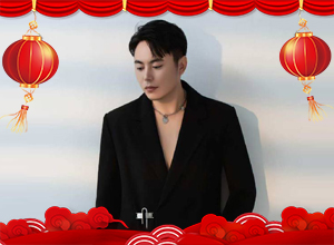 駿馬奔騰送吉祥，新春納福喜洋洋。精艷愿您新歲無(wú)憂，好運(yùn)連連，心想事成！