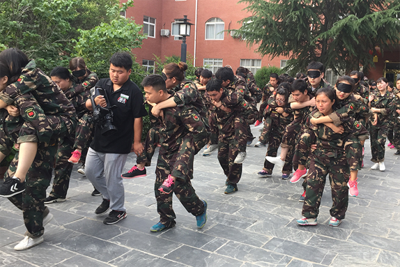 經(jīng)歷艱苦和磨難，體驗(yàn)親情、友情的珍貴