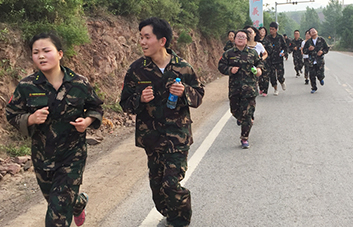 15公里徒步磨礪，火爆網(wǎng)鑄就精英團(tuán)隊(duì)挑極限！